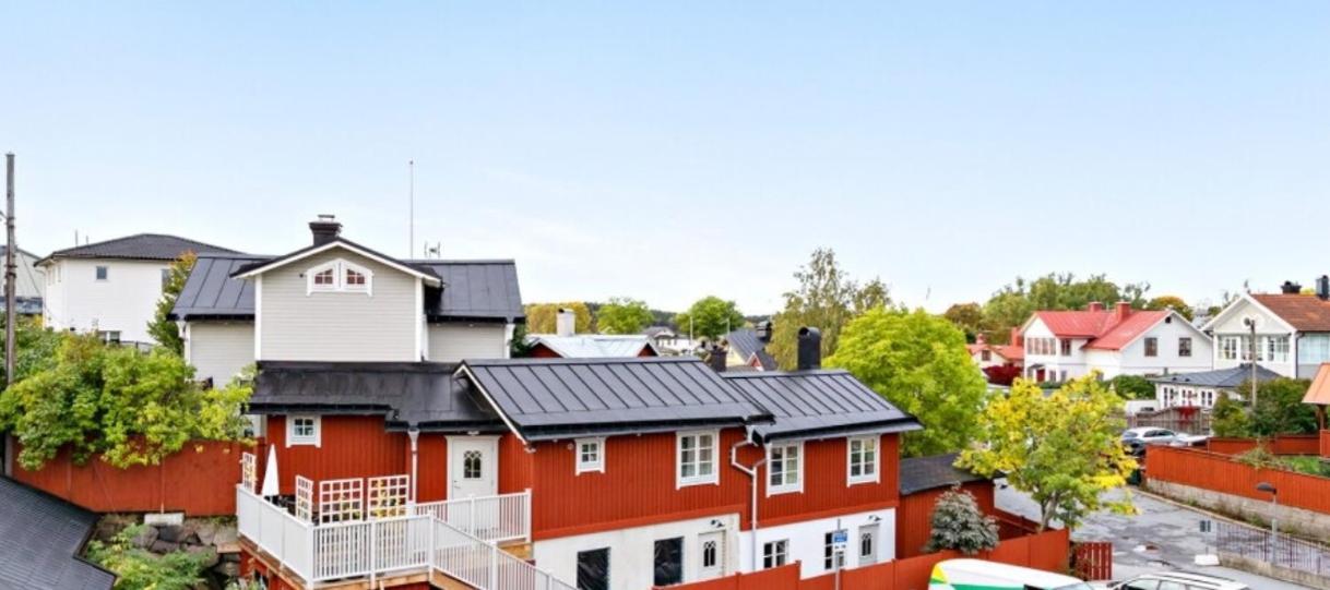 Small Red House In Central Vaxholm Kültér fotó