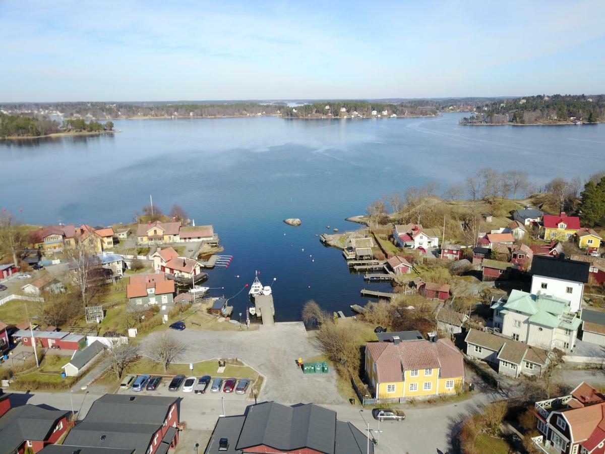 Small Red House In Central Vaxholm Kültér fotó